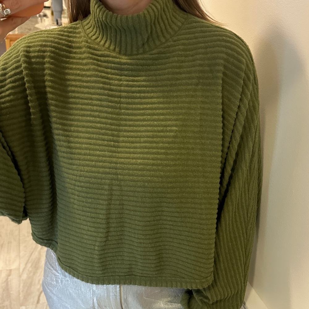 Green lightweight turtleneck cropped sweater